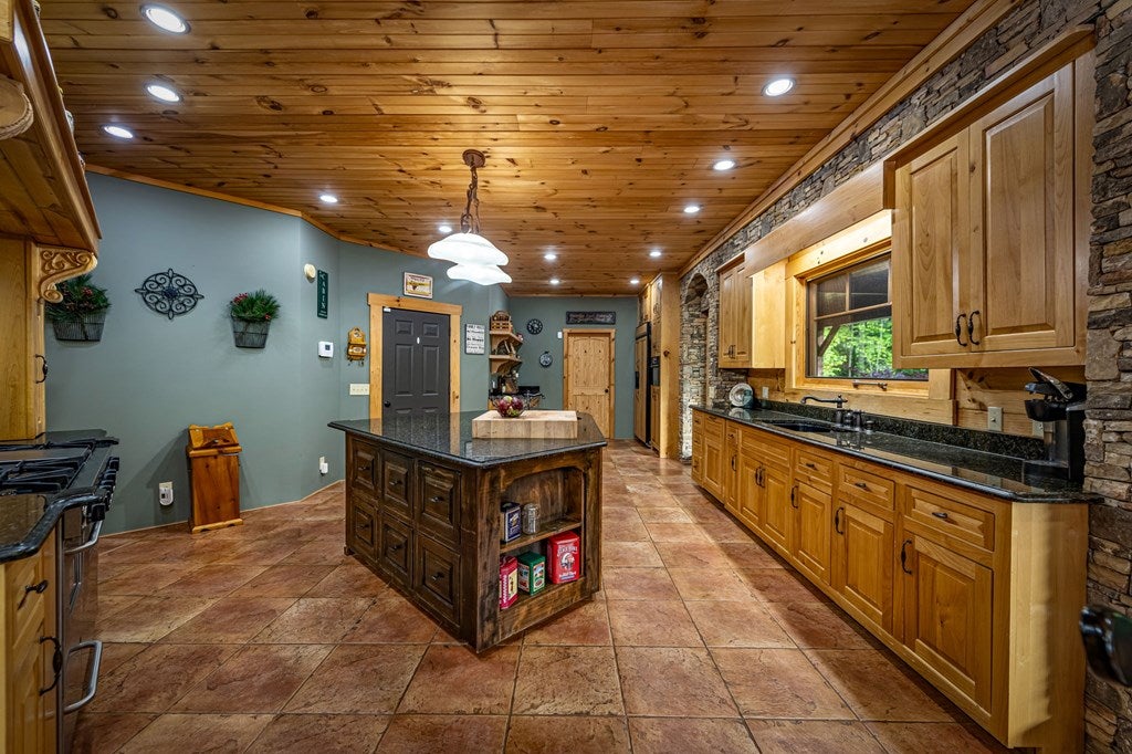 Brasstown, North Carolina, 28902, United States, 4 Bedrooms Bedrooms, ,5 BathroomsBathrooms,Residential,Active,1808288