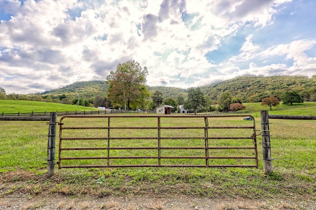 Warne, North Carolina, 28909, United States, 5 Bedrooms Bedrooms, ,6 BathroomsBathrooms,Residential,Active,1968111