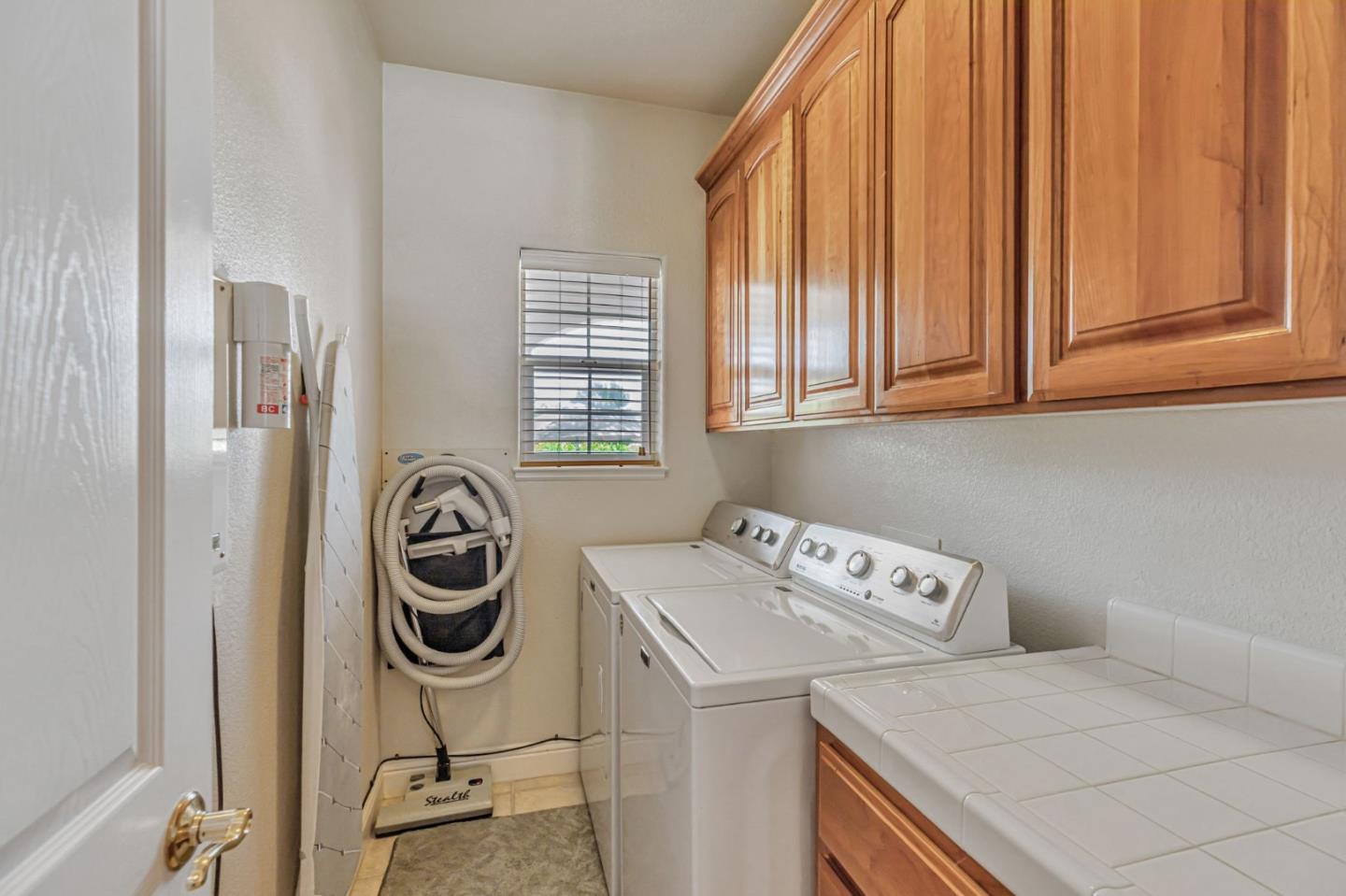Hollister, California, 95023, United States, 5 Bedrooms Bedrooms, ,4 BathroomsBathrooms,Residential,Active,1904181