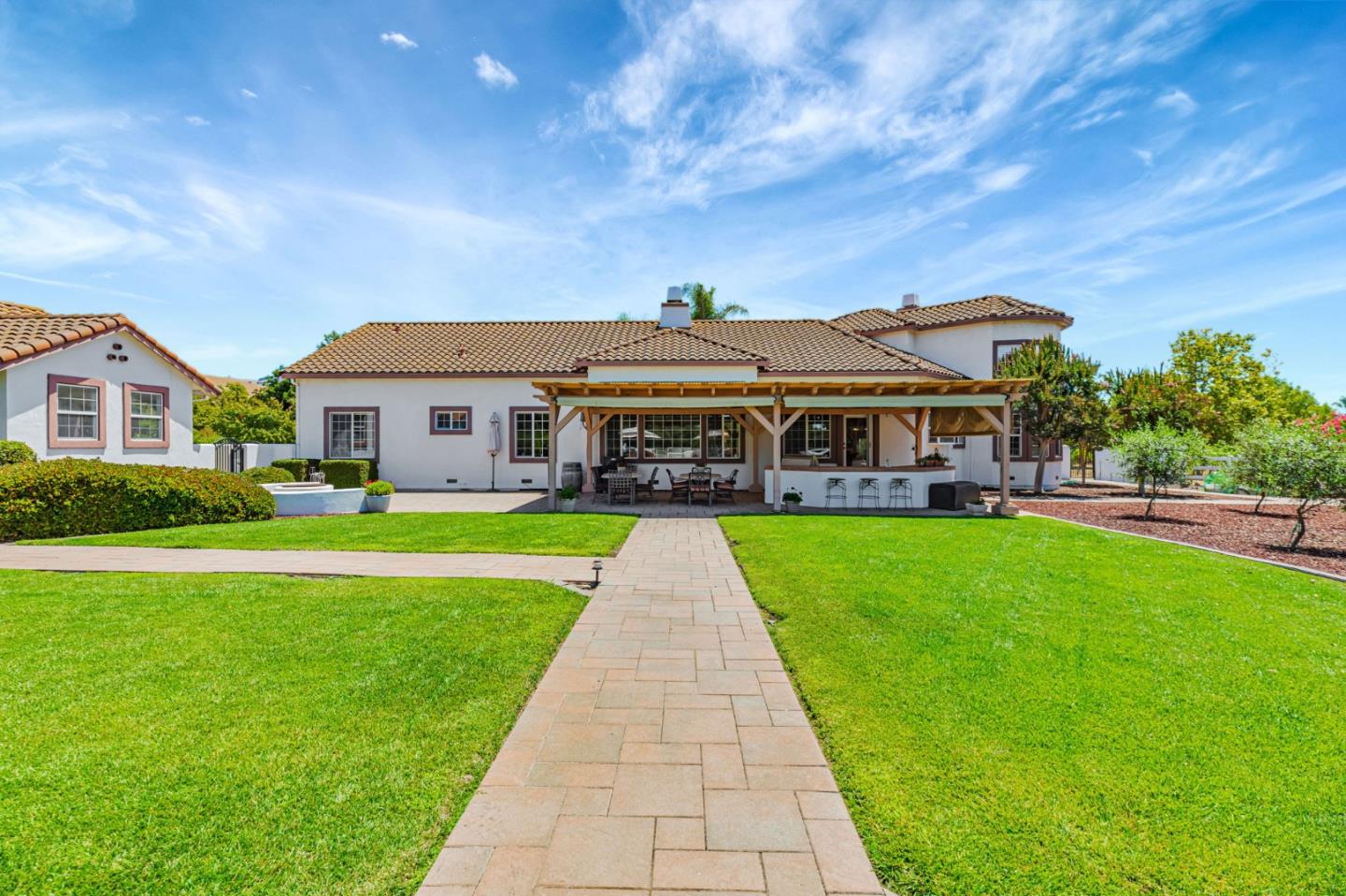 Hollister, California, 95023, United States, 5 Bedrooms Bedrooms, ,4 BathroomsBathrooms,Residential,Active,1904181