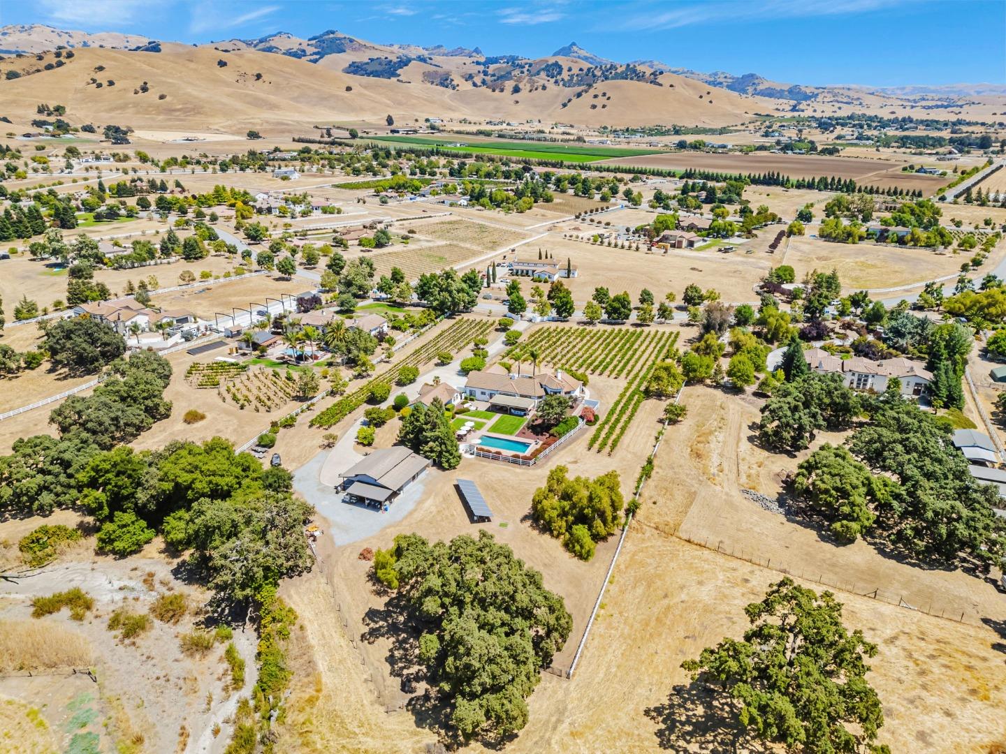 Hollister, California, 95023, United States, 5 Bedrooms Bedrooms, ,4 BathroomsBathrooms,Residential,Active,1904181