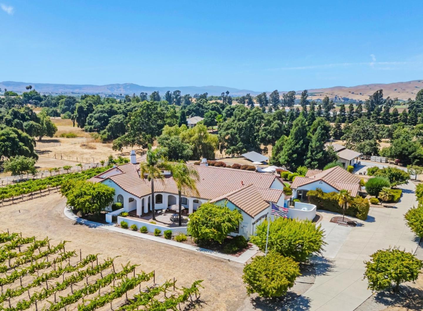 Hollister, California, 95023, United States, 5 Bedrooms Bedrooms, ,4 BathroomsBathrooms,Residential,Active,1904181