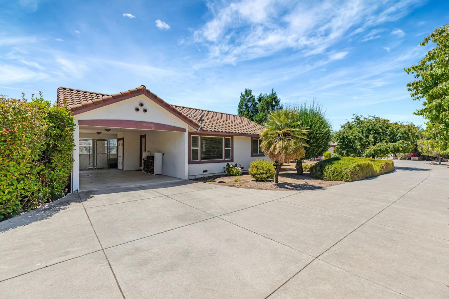Hollister, California, 95023, United States, 5 Bedrooms Bedrooms, ,4 BathroomsBathrooms,Residential,Active,1904181