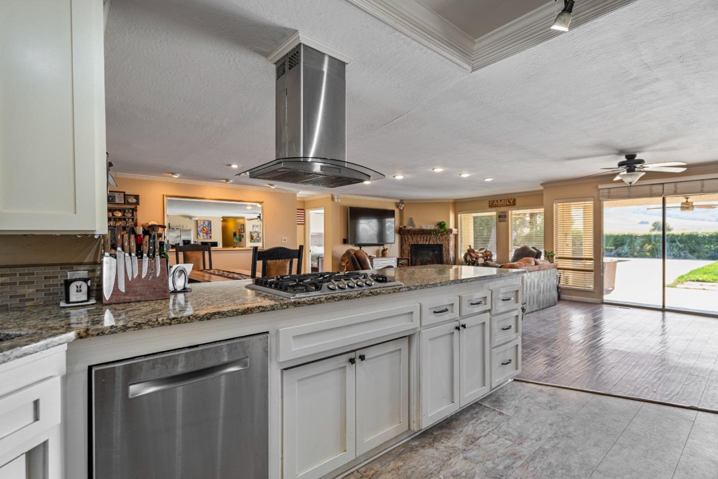 Hollister, California, 95023, United States, 4 Bedrooms Bedrooms, ,4 BathroomsBathrooms,Residential,Active,1943799