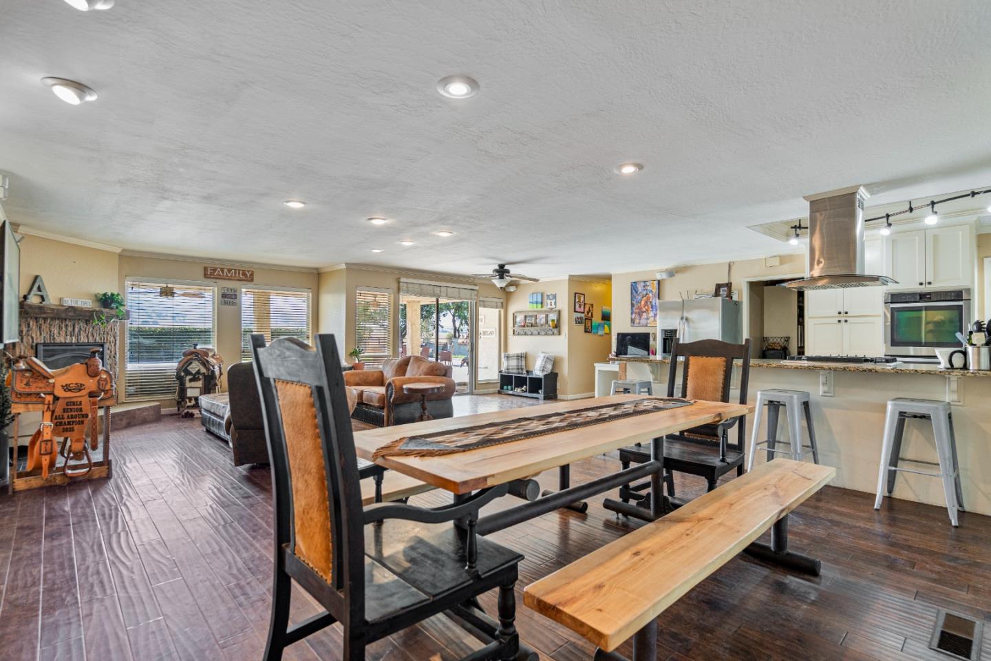 Hollister, California, 95023, United States, 4 Bedrooms Bedrooms, ,4 BathroomsBathrooms,Residential,Active,1943799
