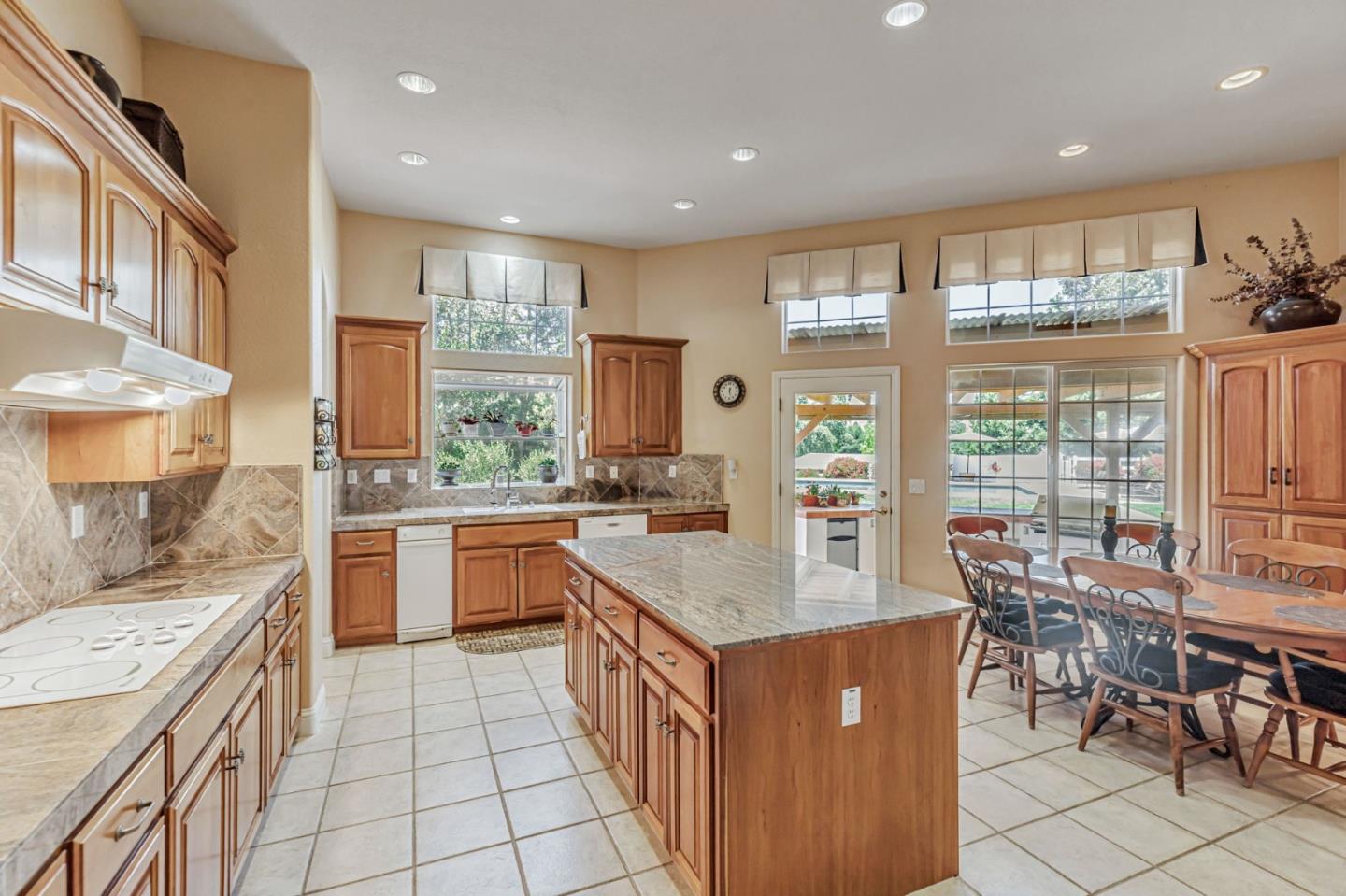 Hollister, California, 95023, United States, 5 Bedrooms Bedrooms, ,4 BathroomsBathrooms,Residential,Active,1904181