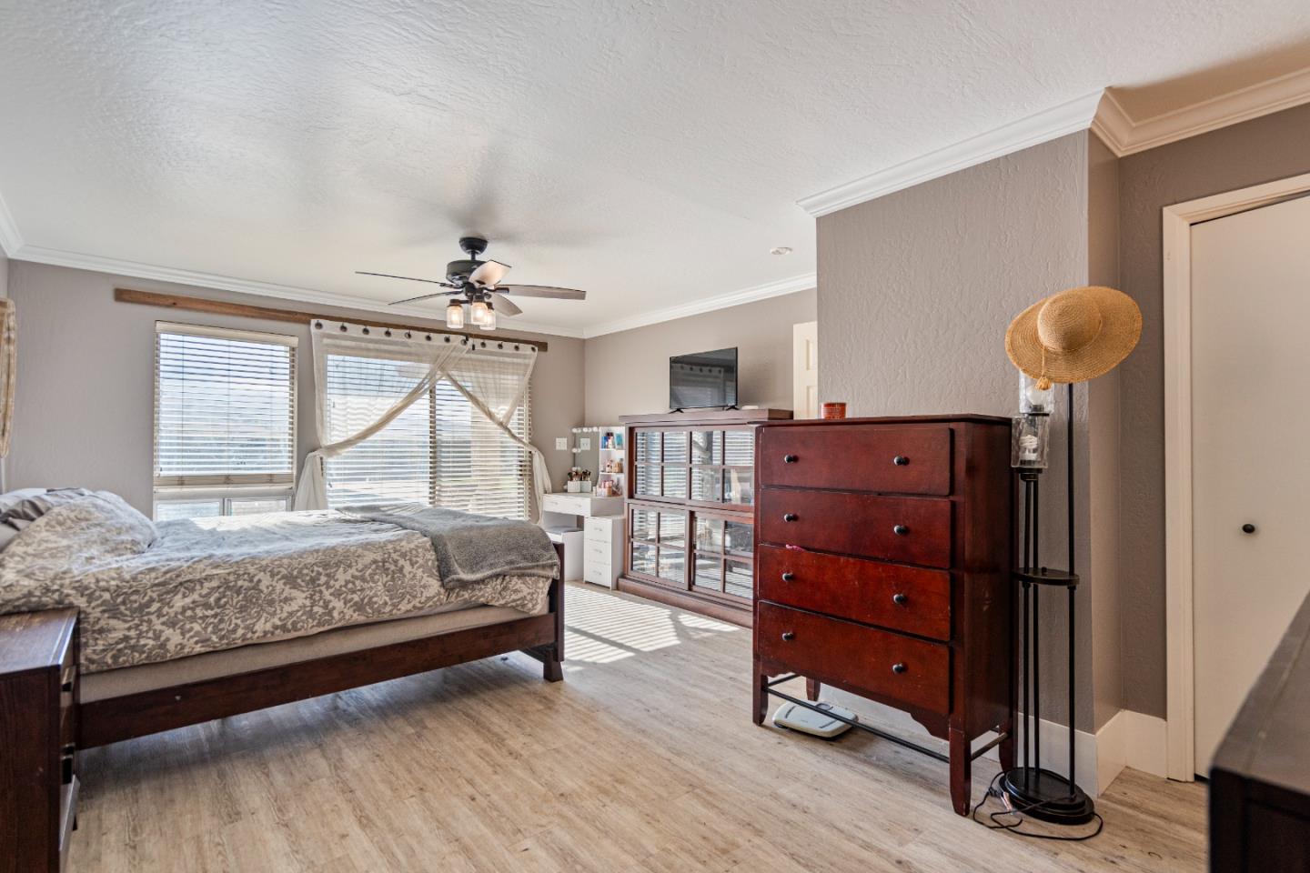 Hollister, California, 95023, United States, 4 Bedrooms Bedrooms, ,4 BathroomsBathrooms,Residential,Active,1943799