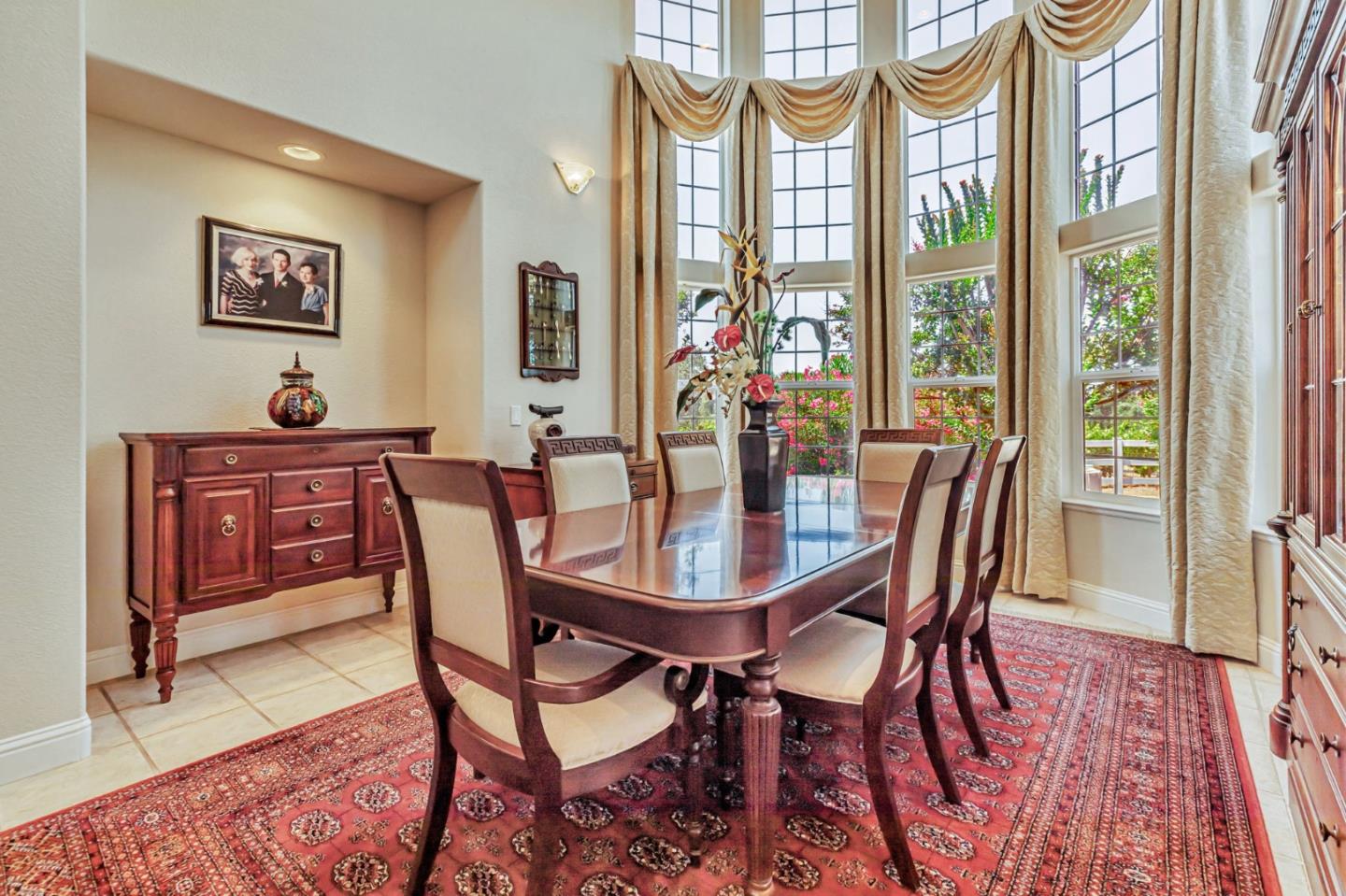 Hollister, California, 95023, United States, 5 Bedrooms Bedrooms, ,4 BathroomsBathrooms,Residential,Active,1904181
