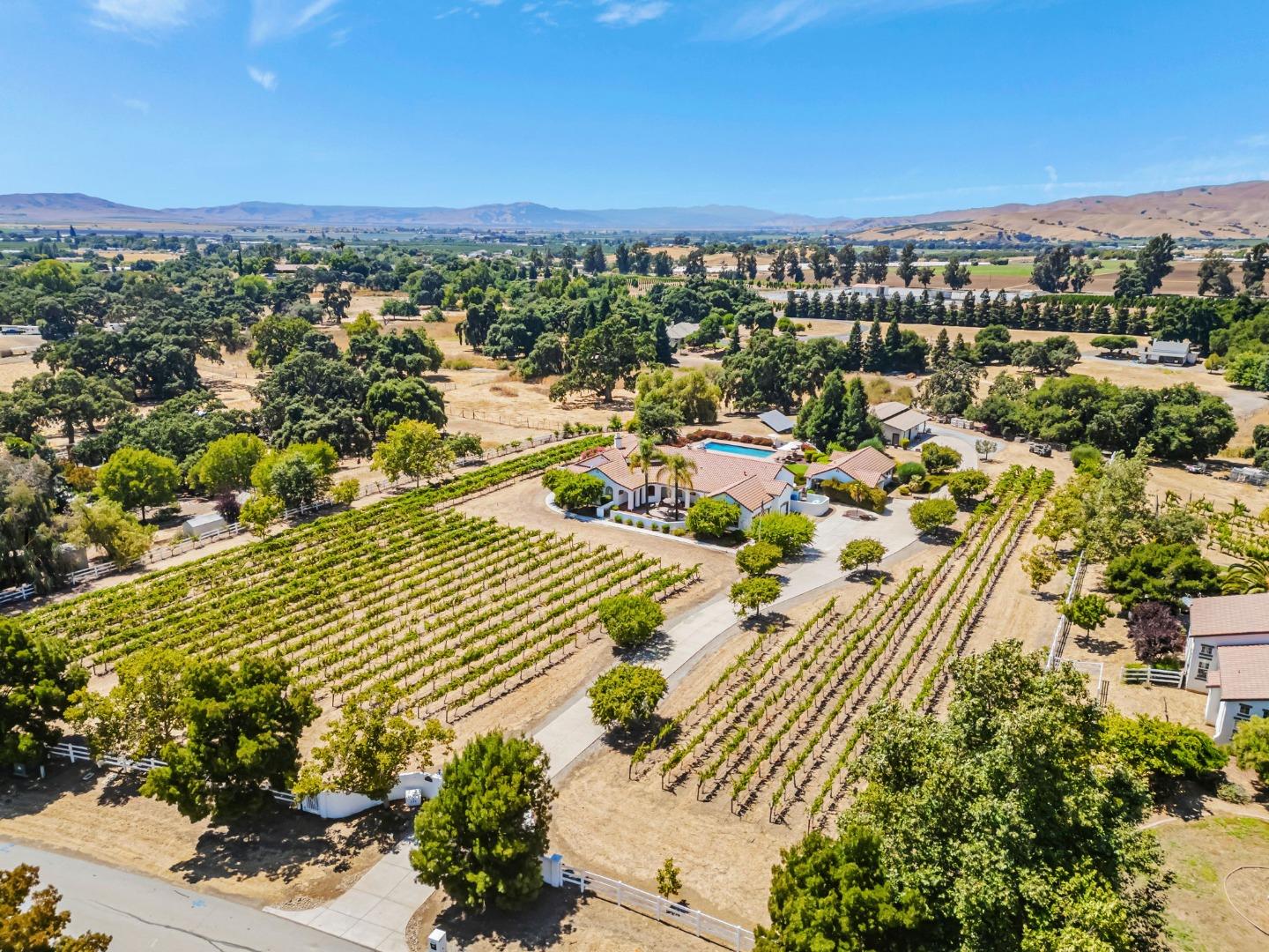 Hollister, California, 95023, United States, 5 Bedrooms Bedrooms, ,4 BathroomsBathrooms,Residential,Active,1904181