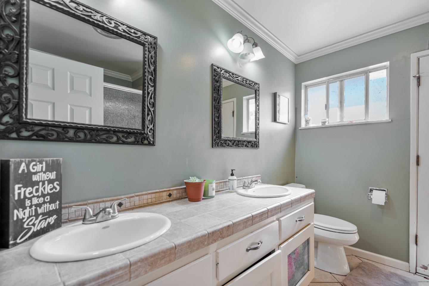 Hollister, California, 95023, United States, 4 Bedrooms Bedrooms, ,4 BathroomsBathrooms,Residential,Active,1943799
