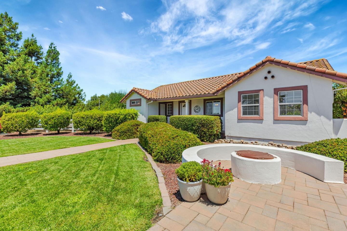 Hollister, California, 95023, United States, 5 Bedrooms Bedrooms, ,4 BathroomsBathrooms,Residential,Active,1904181