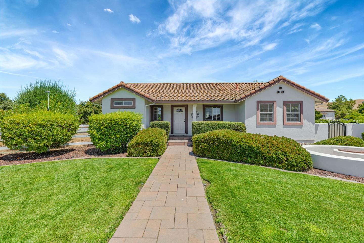 Hollister, California, 95023, United States, 5 Bedrooms Bedrooms, ,4 BathroomsBathrooms,Residential,Active,1904181