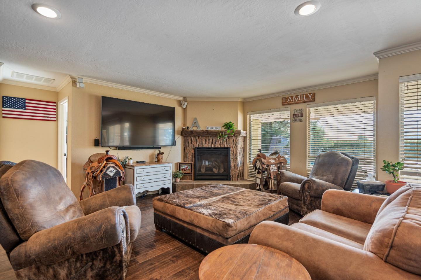 Hollister, California, 95023, United States, 4 Bedrooms Bedrooms, ,4 BathroomsBathrooms,Residential,Active,1943799