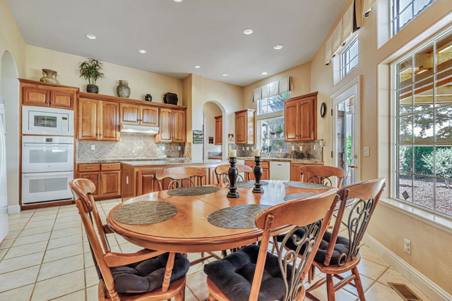 Hollister, California, 95023, United States, 5 Bedrooms Bedrooms, ,4 BathroomsBathrooms,Residential,Active,1904181