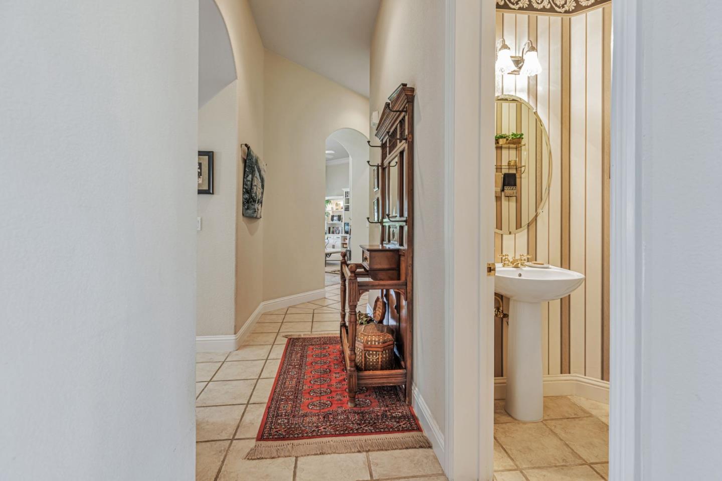 Hollister, California, 95023, United States, 5 Bedrooms Bedrooms, ,4 BathroomsBathrooms,Residential,Active,1904181