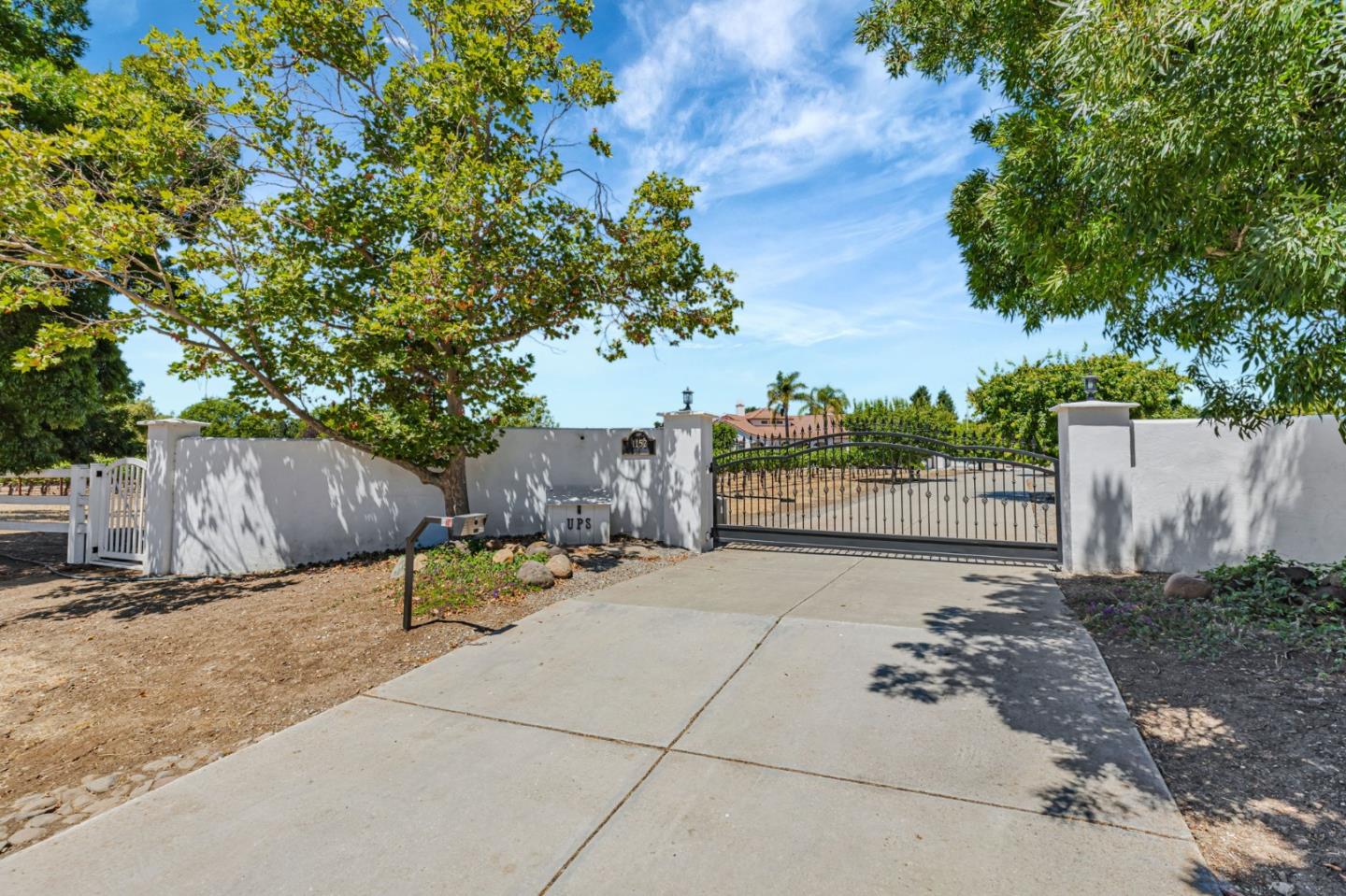 Hollister, California, 95023, United States, 5 Bedrooms Bedrooms, ,4 BathroomsBathrooms,Residential,Active,1904181