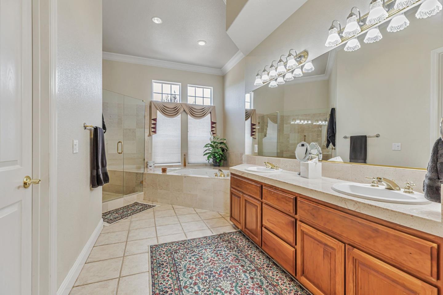 Hollister, California, 95023, United States, 5 Bedrooms Bedrooms, ,4 BathroomsBathrooms,Residential,Active,1904181