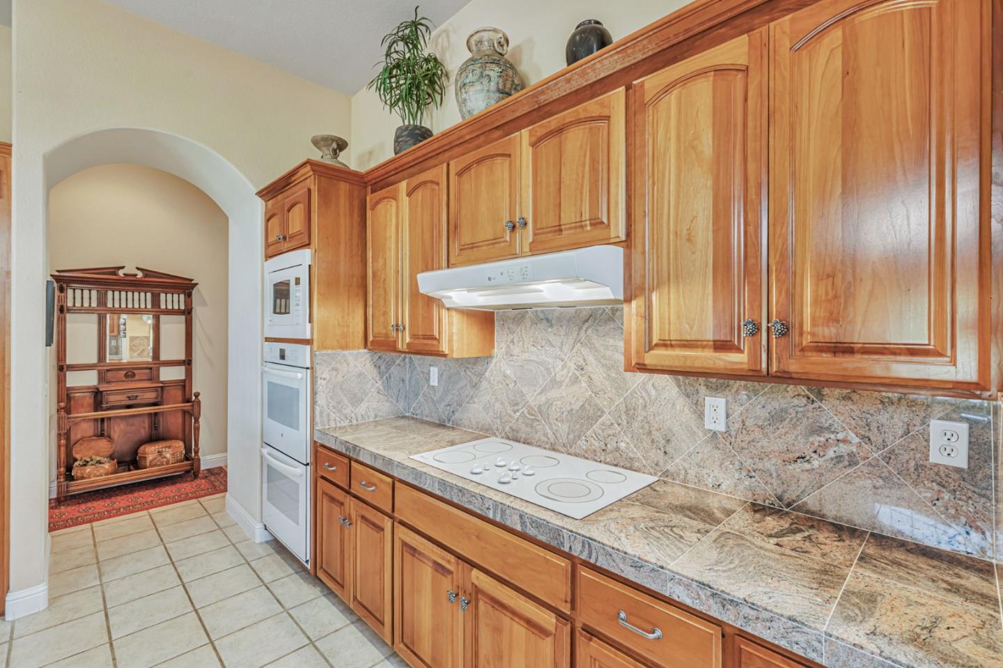 Hollister, California, 95023, United States, 5 Bedrooms Bedrooms, ,4 BathroomsBathrooms,Residential,Active,1904181