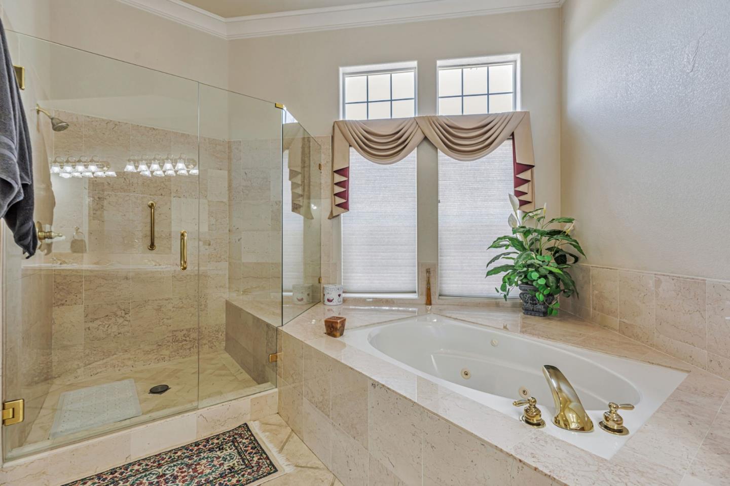 Hollister, California, 95023, United States, 5 Bedrooms Bedrooms, ,4 BathroomsBathrooms,Residential,Active,1904181