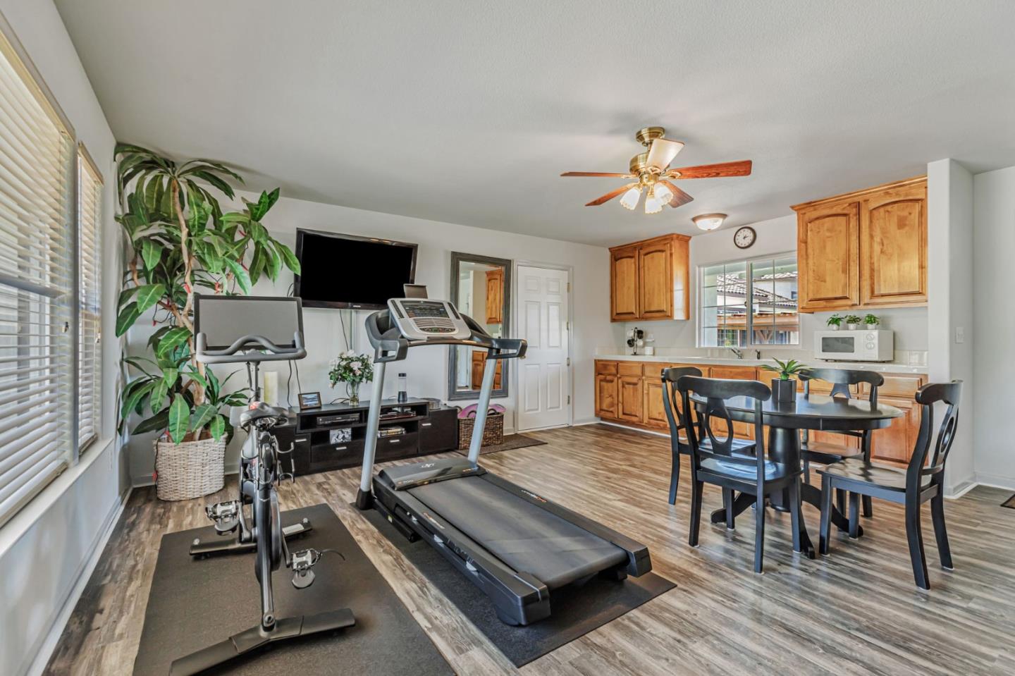Hollister, California, 95023, United States, 5 Bedrooms Bedrooms, ,4 BathroomsBathrooms,Residential,Active,1904181