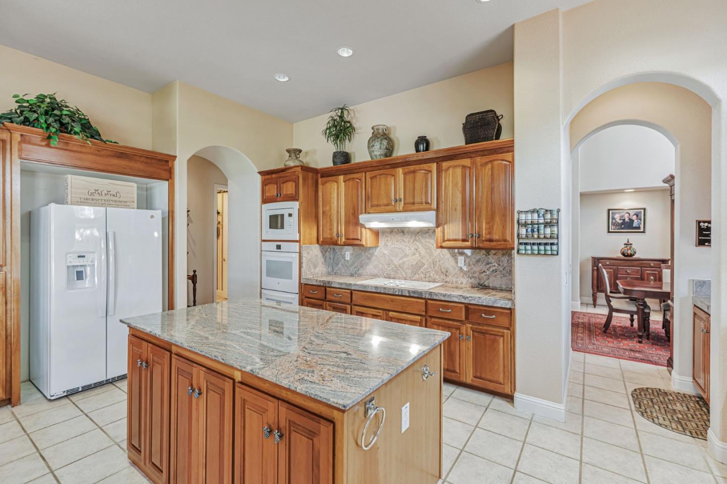 Hollister, California, 95023, United States, 5 Bedrooms Bedrooms, ,4 BathroomsBathrooms,Residential,Active,1904181
