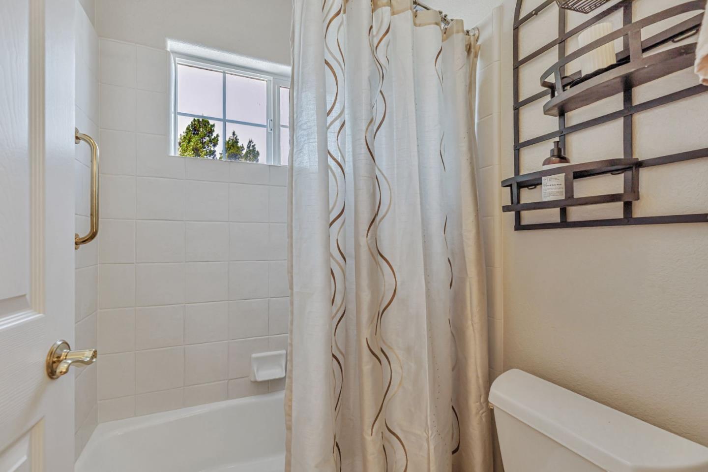 Hollister, California, 95023, United States, 5 Bedrooms Bedrooms, ,4 BathroomsBathrooms,Residential,Active,1904181