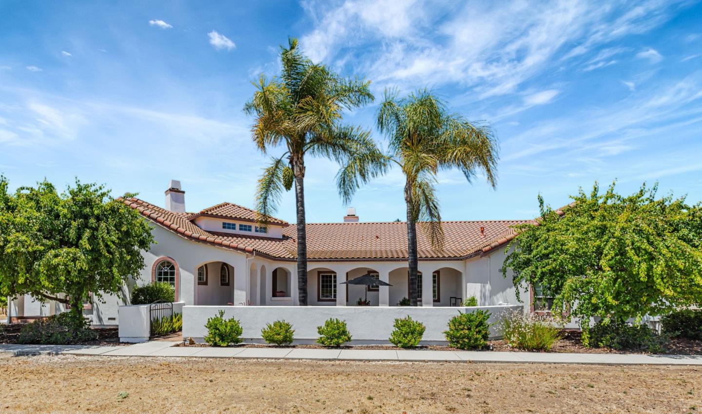 Hollister, California, 95023, United States, 5 Bedrooms Bedrooms, ,4 BathroomsBathrooms,Residential,Active,1904181