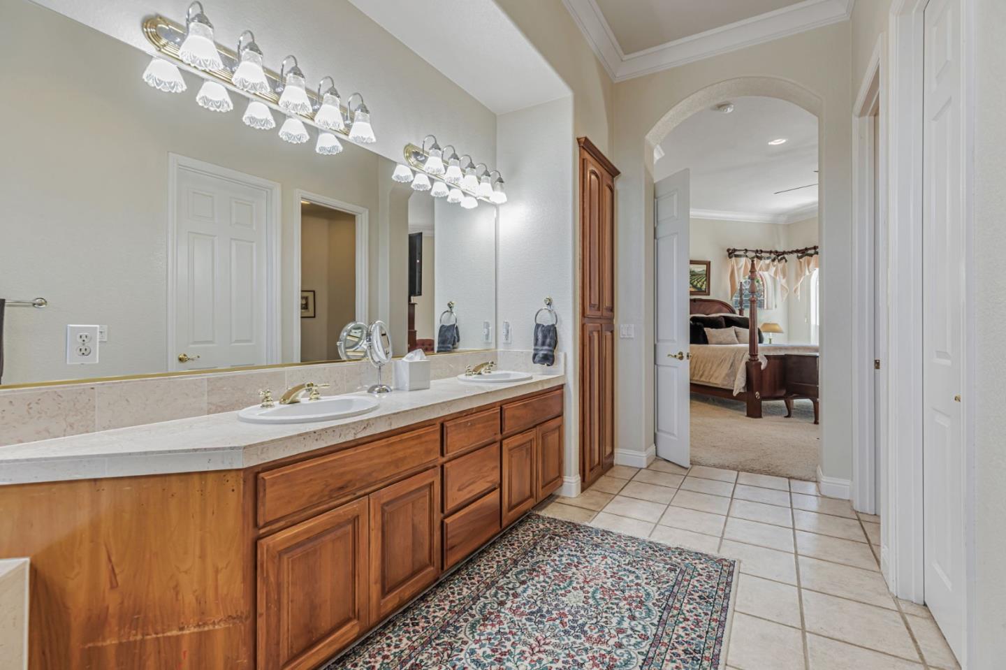 Hollister, California, 95023, United States, 5 Bedrooms Bedrooms, ,4 BathroomsBathrooms,Residential,Active,1904181