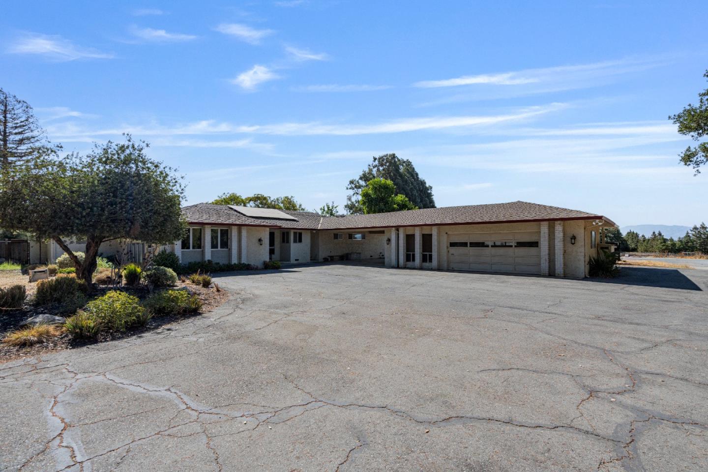 Hollister, California, 95023, United States, 4 Bedrooms Bedrooms, ,4 BathroomsBathrooms,Residential,Active,1943799