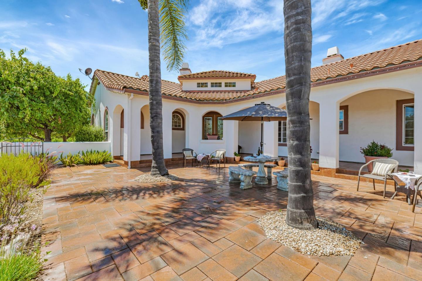 Hollister, California, 95023, United States, 5 Bedrooms Bedrooms, ,4 BathroomsBathrooms,Residential,Active,1904181