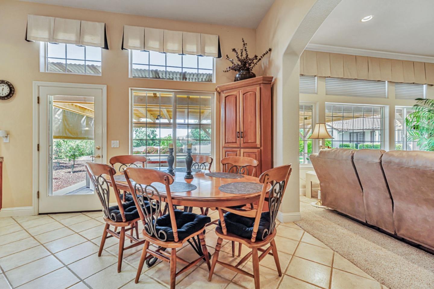 Hollister, California, 95023, United States, 5 Bedrooms Bedrooms, ,4 BathroomsBathrooms,Residential,Active,1904181
