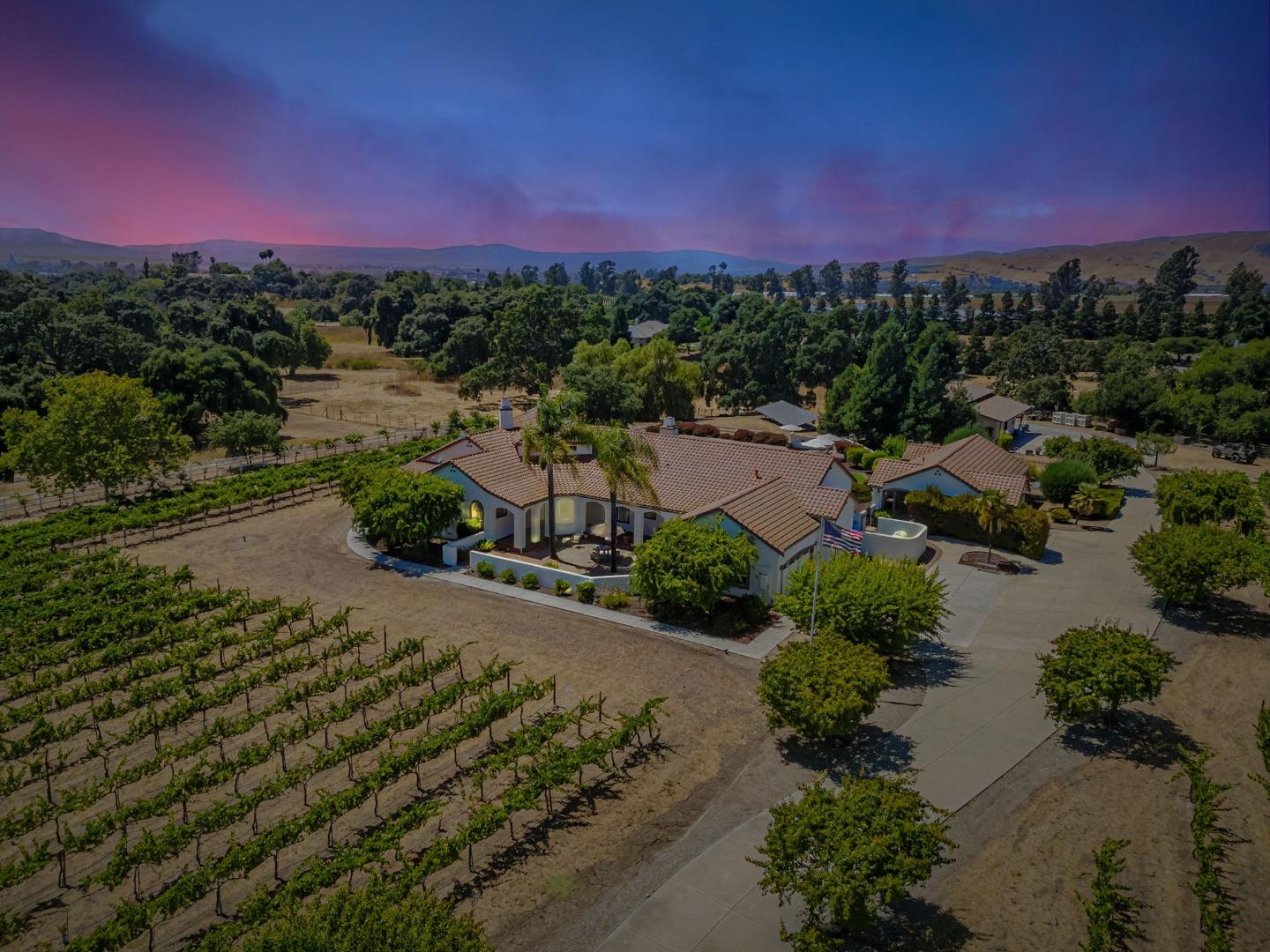 Hollister, California, 95023, United States, 5 Bedrooms Bedrooms, ,4 BathroomsBathrooms,Residential,Active,1904181