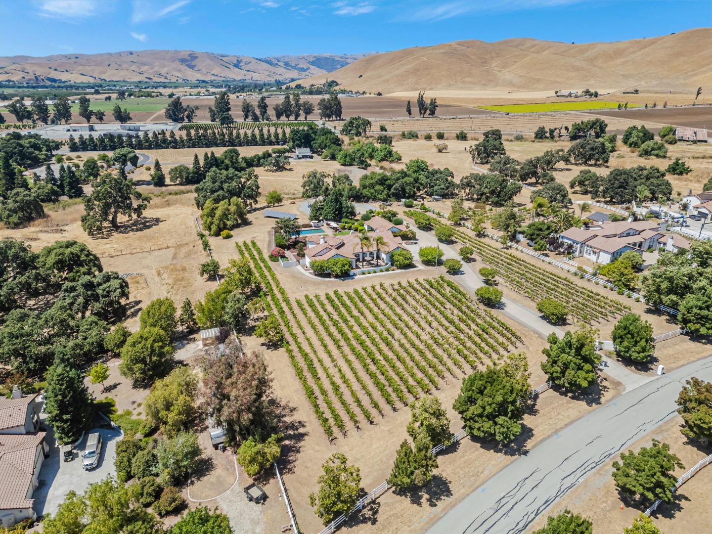 Hollister, California, 95023, United States, 5 Bedrooms Bedrooms, ,4 BathroomsBathrooms,Residential,Active,1904181
