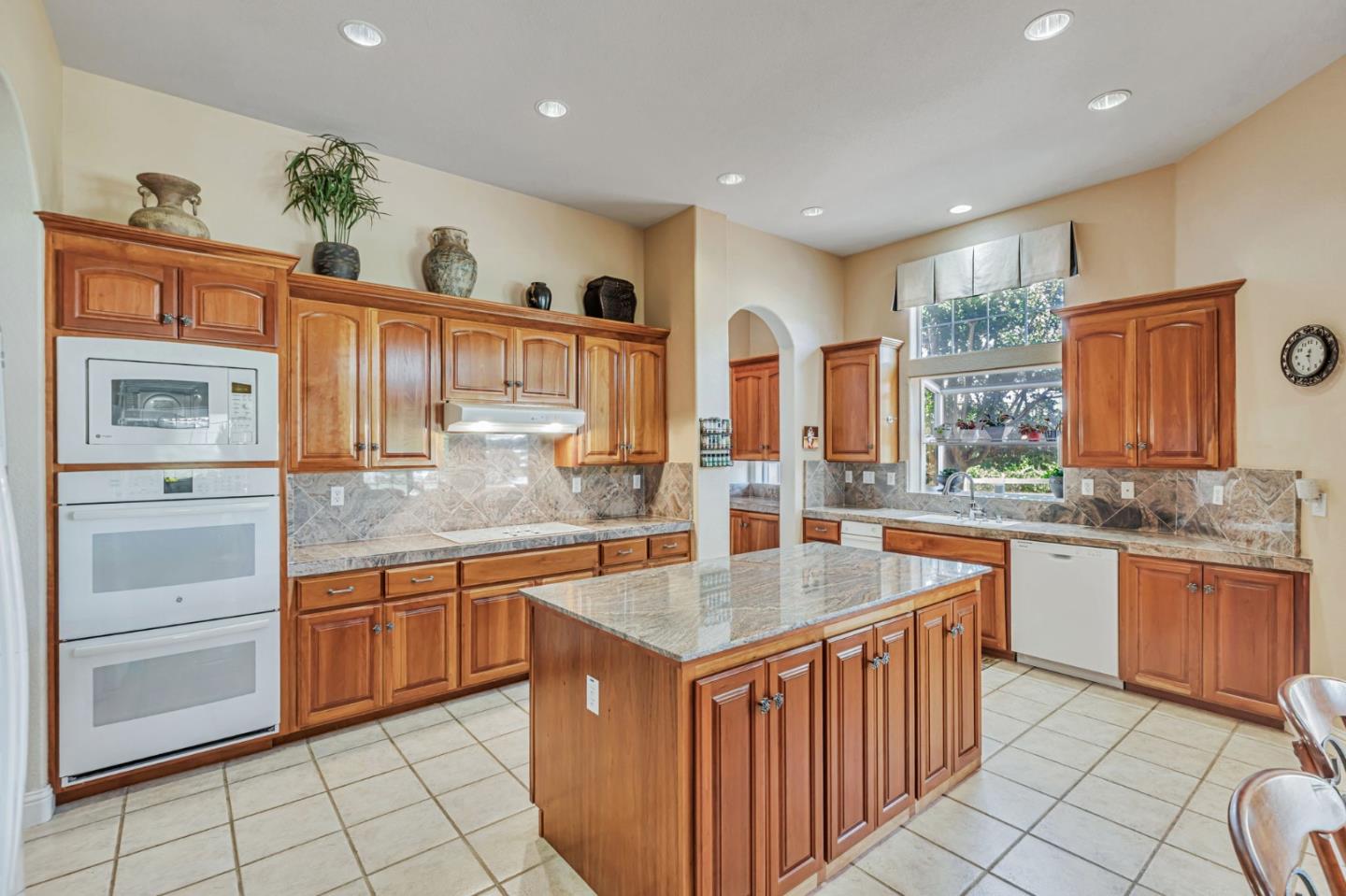 Hollister, California, 95023, United States, 5 Bedrooms Bedrooms, ,4 BathroomsBathrooms,Residential,Active,1904181