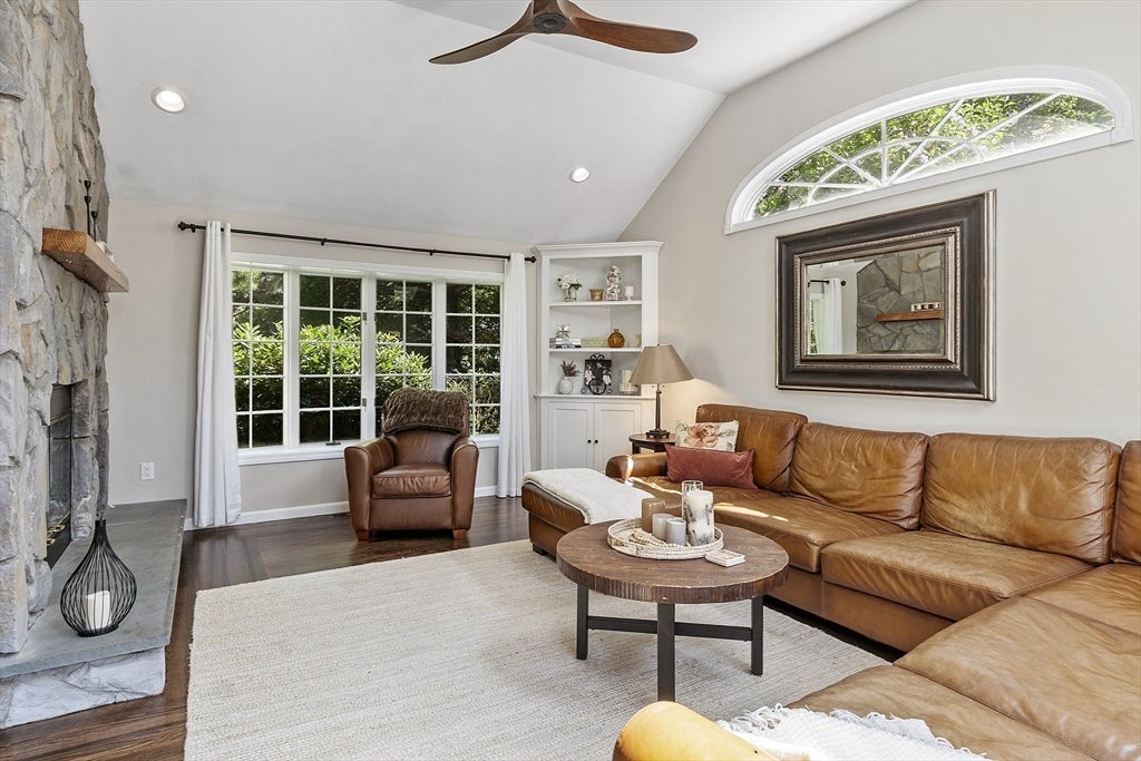 Middleton, Massachusetts, 01949, United States, 4 Bedrooms Bedrooms, ,4 BathroomsBathrooms,Residential,Active,1941131