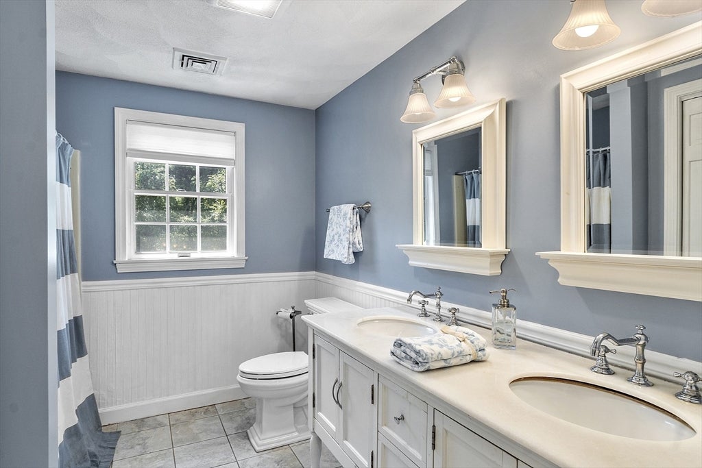 Middleton, Massachusetts, 01949, United States, 4 Bedrooms Bedrooms, ,4 BathroomsBathrooms,Residential,Active,1941131