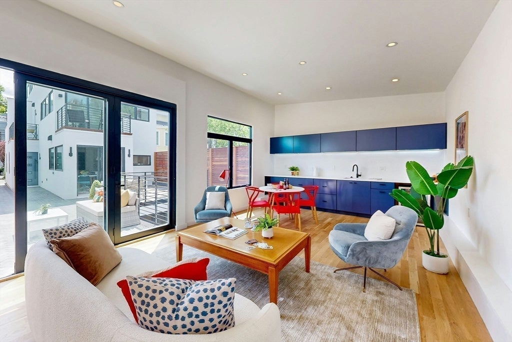 Cambridge, Massachusetts, 02141, United States, 4 Bedrooms Bedrooms, ,5 BathroomsBathrooms,Residential,Active,1945450