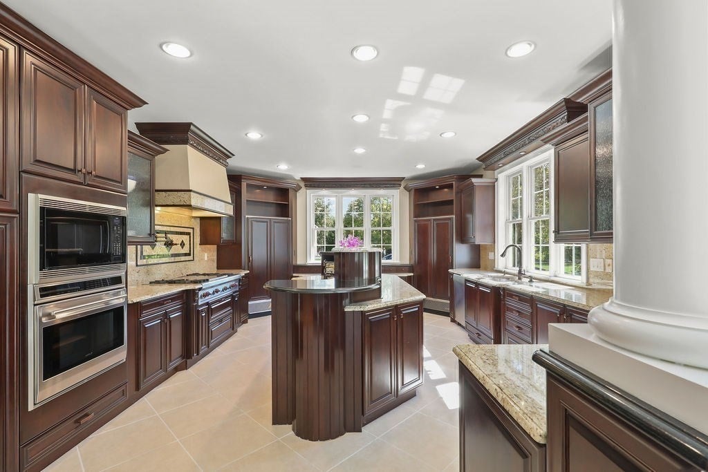 North Attleboro, Massachusetts, 02760, United States, 5 Bedrooms Bedrooms, ,6 BathroomsBathrooms,Residential,Active,1934825