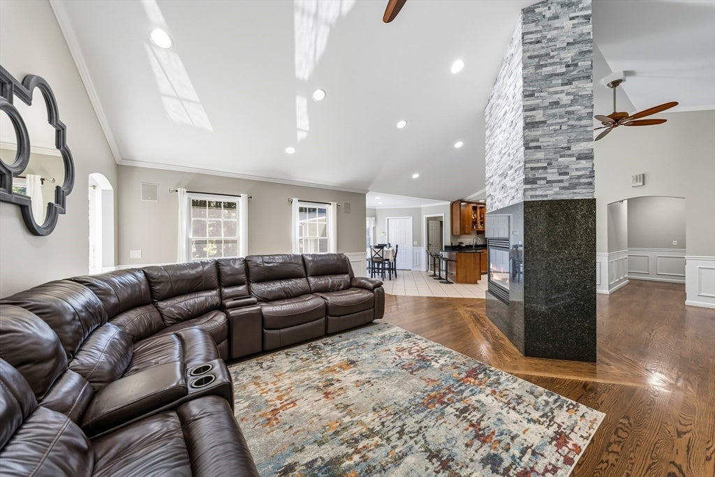 Smithfield, Rhode Island, 02917, United States, 3 Bedrooms Bedrooms, ,2 BathroomsBathrooms,Residential,Active,1963267