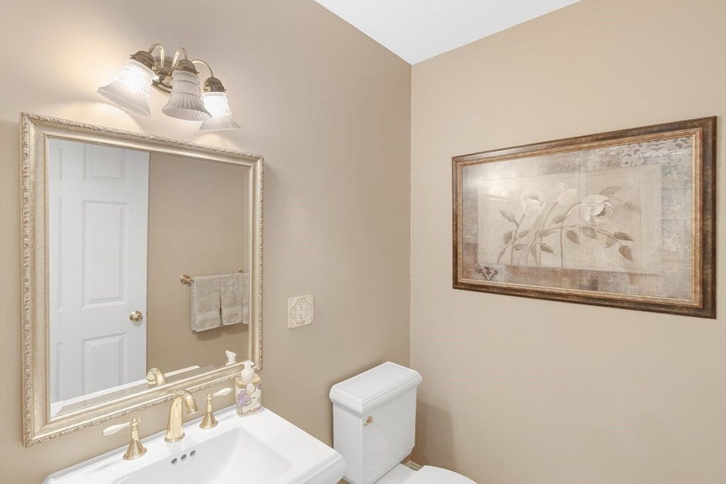 Ipswich, Massachusetts, 01938, United States, 4 Bedrooms Bedrooms, ,3 BathroomsBathrooms,Residential,Active,1922346