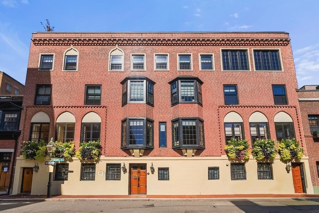 Boston, Massachusetts, 02108, United States, 3 Bedrooms Bedrooms, ,4 BathroomsBathrooms,Residential,Active,1960165