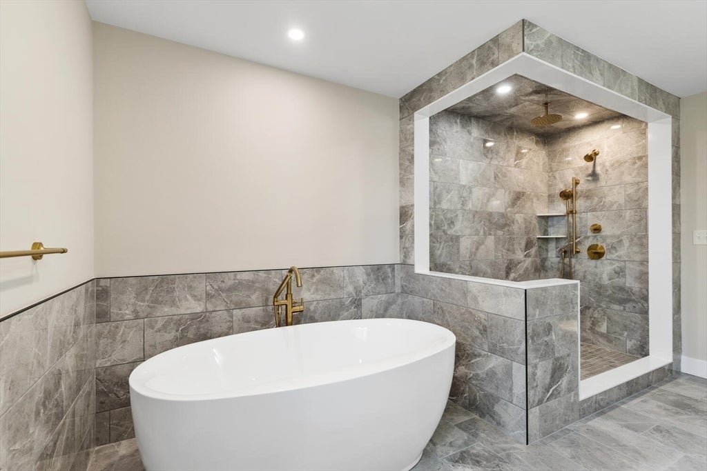 Wakefield, Massachusetts, 01880, United States, 4 Bedrooms Bedrooms, ,4 BathroomsBathrooms,Residential,Active,2010201