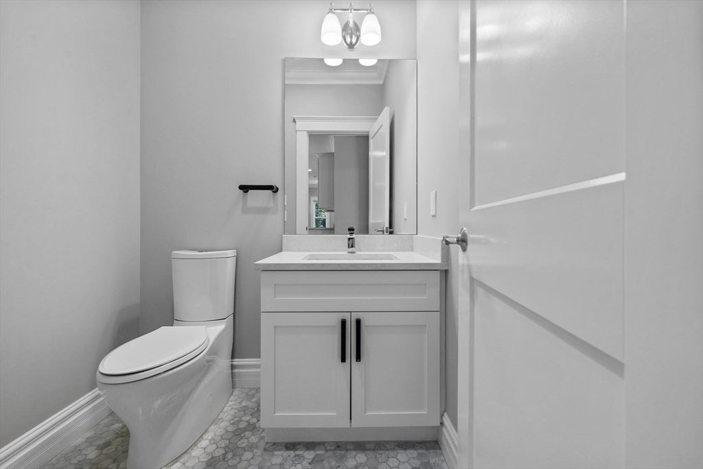Newton, Massachusetts, 02460, United States, 5 Bedrooms Bedrooms, ,4 BathroomsBathrooms,Residential,Active,1934756