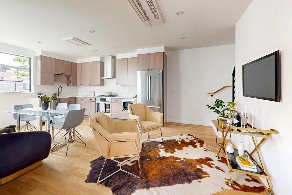 Cambridge, Massachusetts, 02141, United States, 3 Bedrooms Bedrooms, ,3 BathroomsBathrooms,Residential,Active,1945532