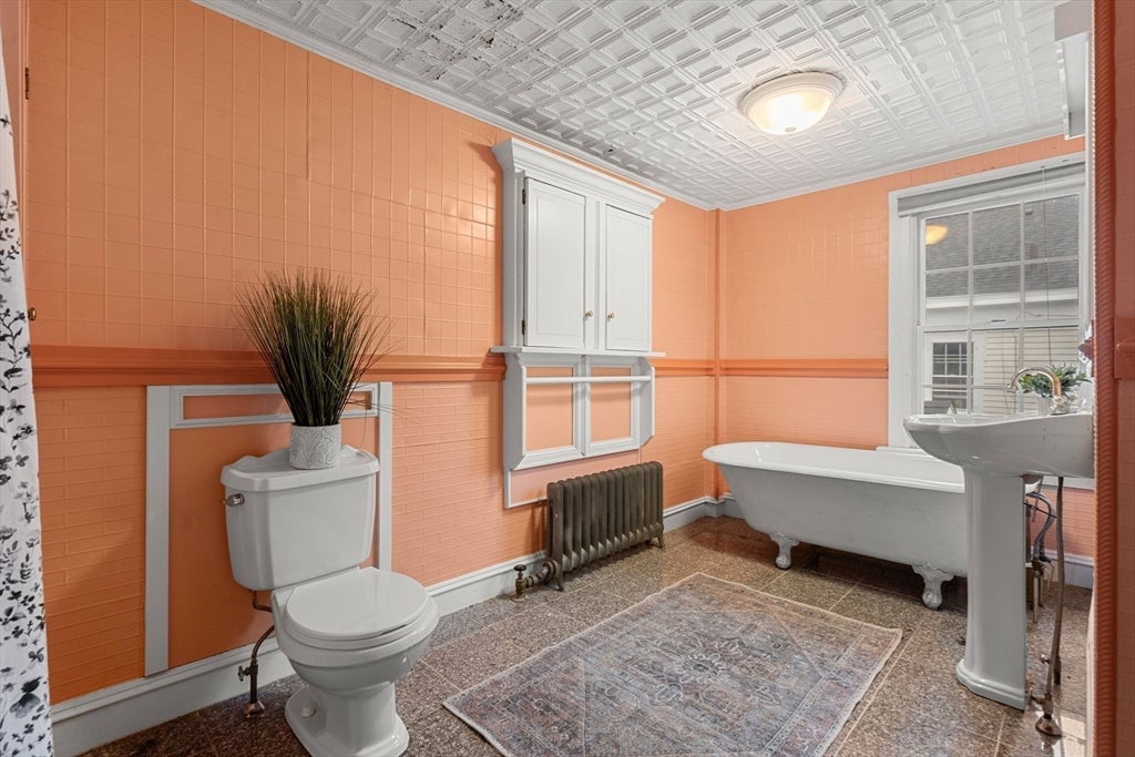 Newburyport, Massachusetts, 01950, United States, 3 Bedrooms Bedrooms, ,2 BathroomsBathrooms,Residential,Active,1922344