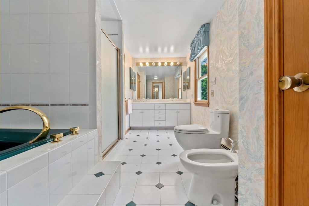 Gloucester, Massachusetts, 01930, United States, 3 Bedrooms Bedrooms, ,3 BathroomsBathrooms,Residential,Active,1849486