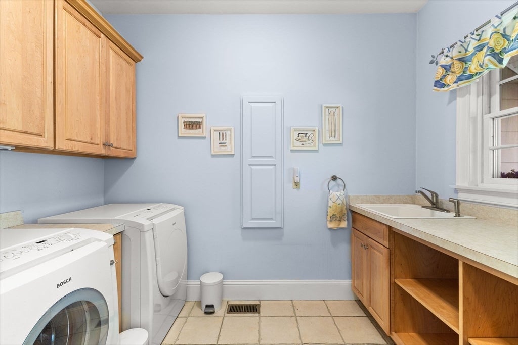 Lakeville, Massachusetts, 02347, United States, 5 Bedrooms Bedrooms, ,5 BathroomsBathrooms,Residential,Active,1867904
