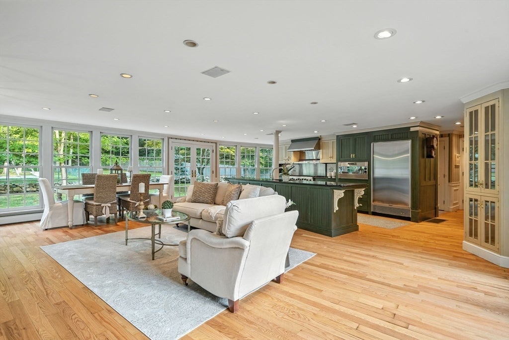 Topsfield, Massachusetts, 01983, United States, 6 Bedrooms Bedrooms, ,4 BathroomsBathrooms,Residential,Active,1936130