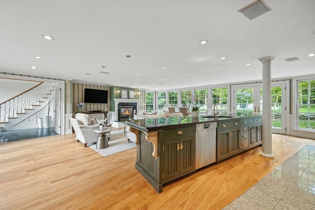 Topsfield, Massachusetts, 01983, United States, 6 Bedrooms Bedrooms, ,4 BathroomsBathrooms,Residential,Active,1936130