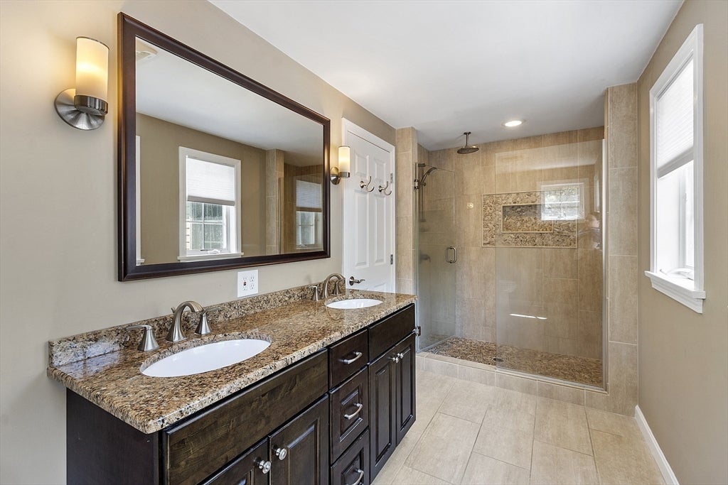 Middleton, Massachusetts, 01949, United States, 4 Bedrooms Bedrooms, ,4 BathroomsBathrooms,Residential,Active,1941131